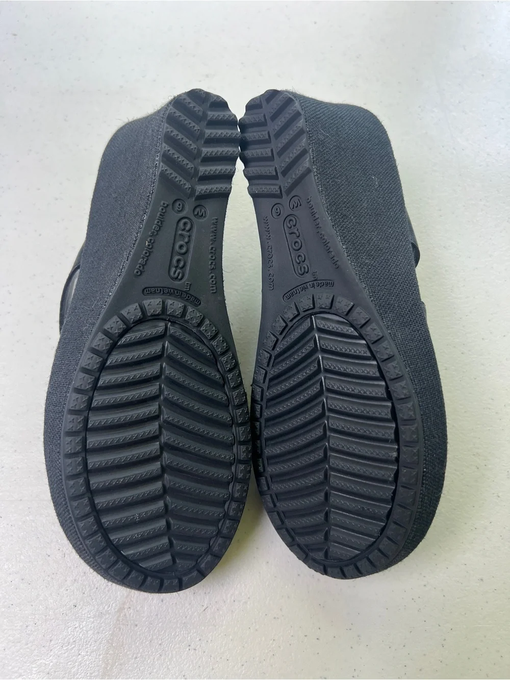 crocs Women's A Leigh Crisscross Wedge Sandal Size 6